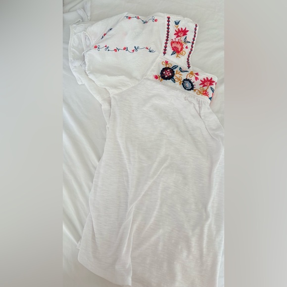 Time and Tru White Top with Multicolor Embroidery - Picture 8 of 10